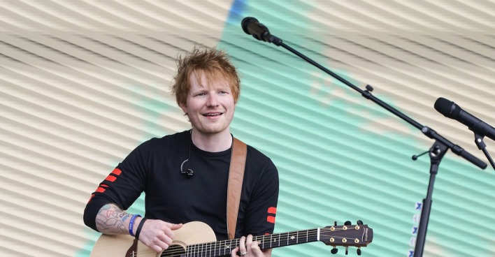 Ed Sheeran mit Gitarre auf der Bühne