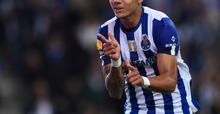 Der FC Porto-Spieler Evanilson, der mit zwei Fingern jubelnd Richtung Kamera gestikuliert