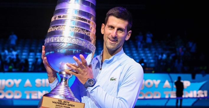 Tennis-Spieler Novak Djokovic mit dem außerordentlich großen Pokal von Tel-Aviv