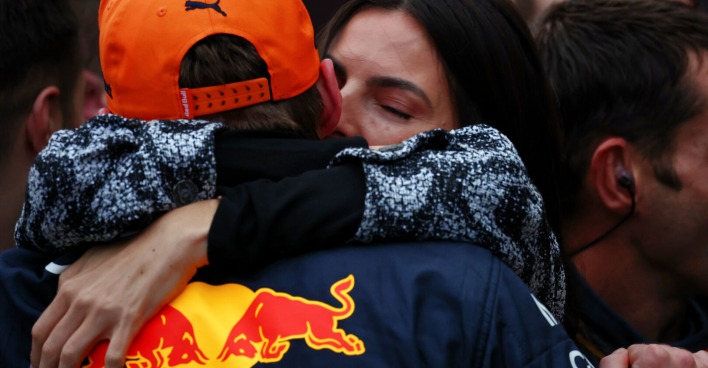 Verstappen-Freundin Kelly Pique umarmt den Weltmeister