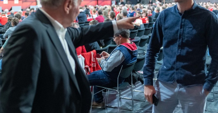 Ein erregt gestikulierender Uli Hoeneß im Streit mit Michael Ott