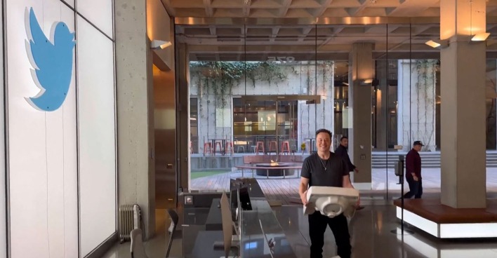 Musk entert Twitter mit einem Waschbecken