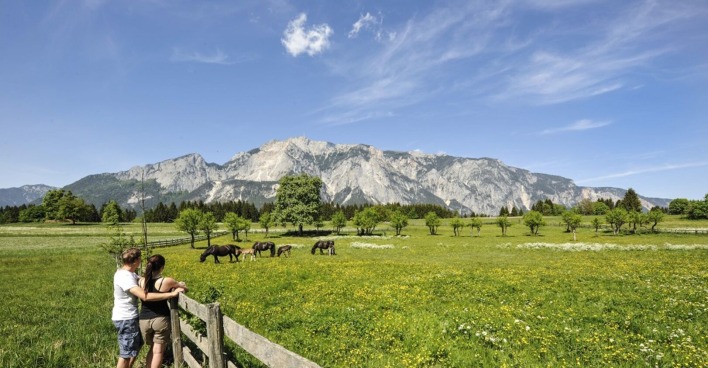 Aussicht von zwei Wanderern auf den Naturpark Dobratsch