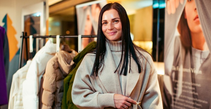 Anna Veith trägt einen Kaschmir Mantel | Credit: Michael Choup goodlifecrew.at