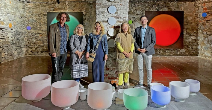 Kunst- und Politikvertreter in der Galerie Porcia