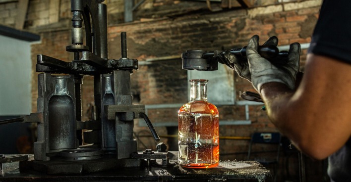 Die Flasche von Padre Azul Tequila wird an der Maschine abgefüllt. | Credit: Padre Azul