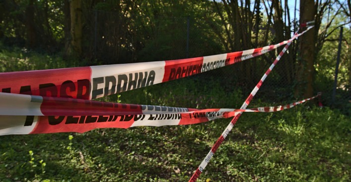 Polizeiabsperrung bei Bäumen