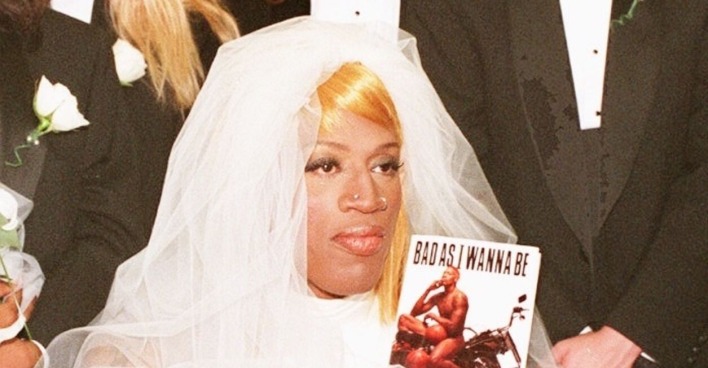 Dennis Rodman in einem Brautkleid bei einer Buchpräsentation.