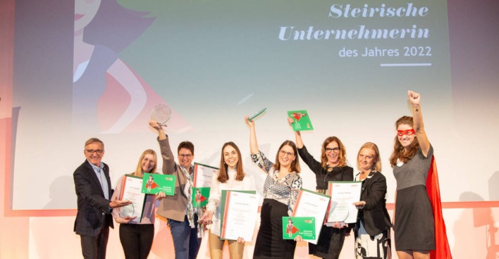 WKO Steiermark Präsident Josef Herk (l.) und Vizepräsidentin sowie FiW-Landesvorsitzende Gabi Lechner (2.v.r.) gratulieren den Siegerinnen 2022: Isabella Schmuck, Adele Fuchs, Ines Wöckl, Anna Kalcher und Alexandra Wurm (v.l.)