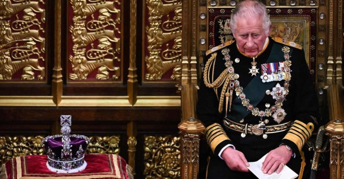 König Charles III. sitzt neben der Krone | Credit: BEN STANSALL/AFP/picturedesk.com