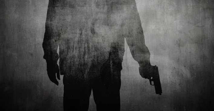 Schatten einer Person mit Pistole | Credit: iStock.com/ofc pictures