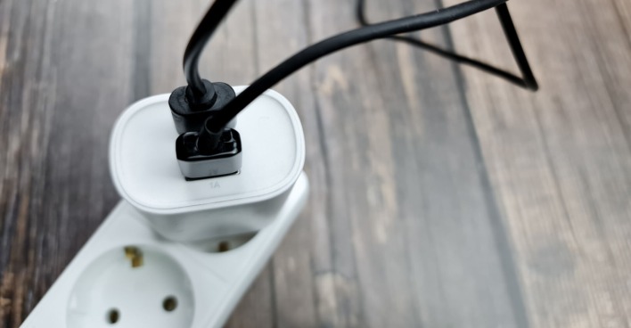 Ladekabel in Steckdose | Credit: iStock.com/bin kontan