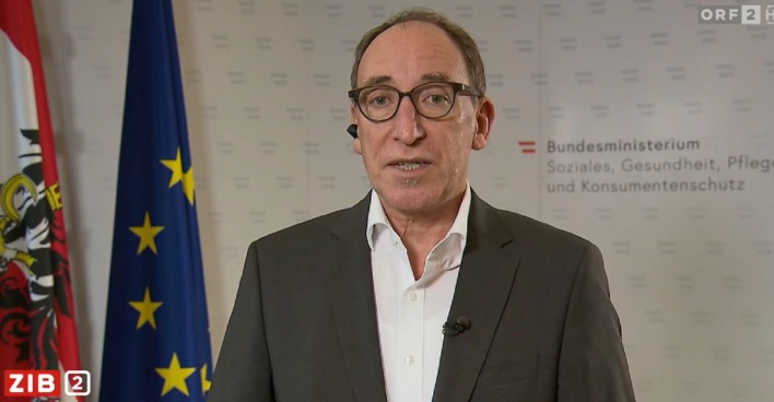 Johannes Rauch in einer Zuschaltung vor der Pressewand des Ministerums.