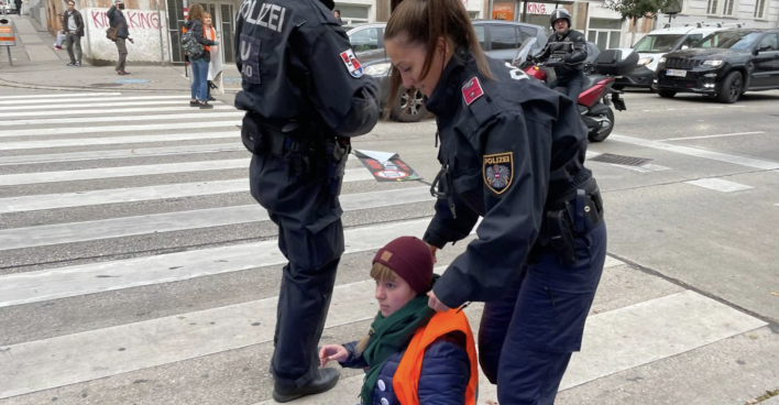Polizei hebt Umweltschützerin hoch | Credit: Letzte Generation AT
