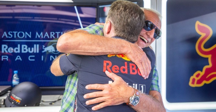 Didi Mateschitz umarmt lachen d Motorsportchef Christian Horner vom Red Bull Racing Team.