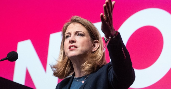 Beate Meinl-Reisinger bei ihrer Rede auf der pinken Mitgliederversammlung.