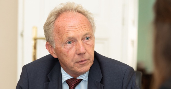 Michael Brunner im Porträt. Er wirkt ernst und konzentriert