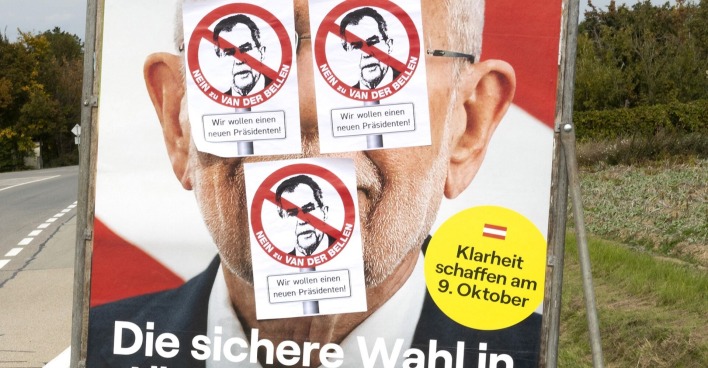 Beklebtes Wahlplakat von BP Alexander van der Bellen