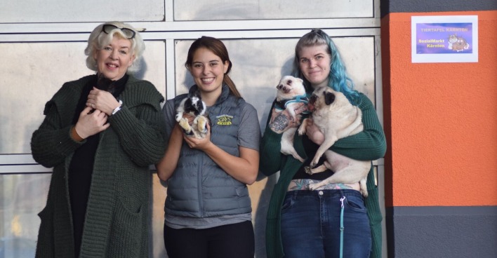 Drei Damen, die ehrenamtlich für die Tiertafel arbeiten