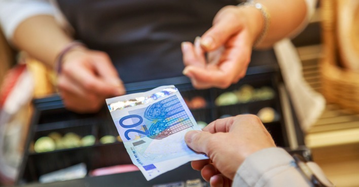 Frau zahlt mit einem 20 Euro-Schein | Credit: iStock.com/pixinoo