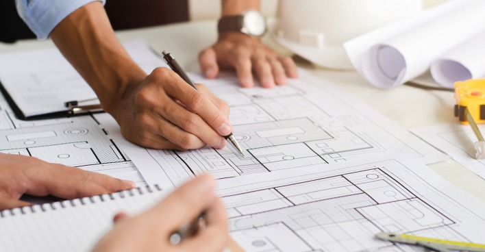 Ingenieure bei der Überarbeitung von Bauplänen | Credit: iStock.com/Sakorn Sukkasemsakorn