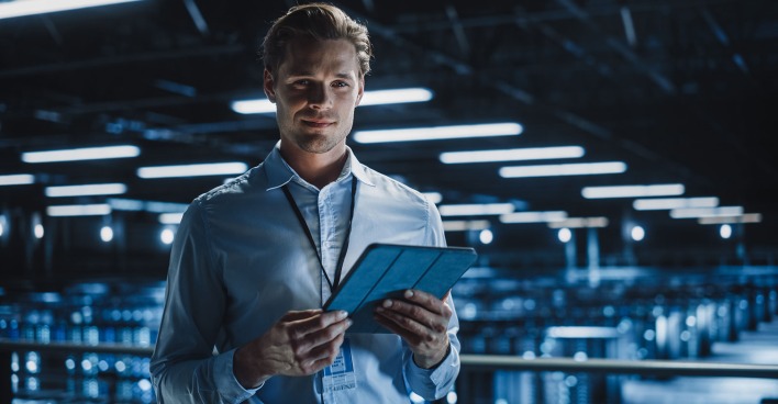 Junger Mann mit Tablet in der Hand | Credit: iStock.com/gorodenkoff