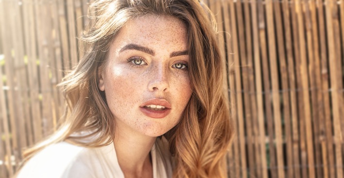 Junge rothaarige Frau mit Sommersprossen | Credit: iStock.com/NeonShot