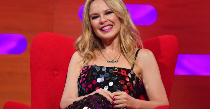 Kylie Minogue im Sitzen