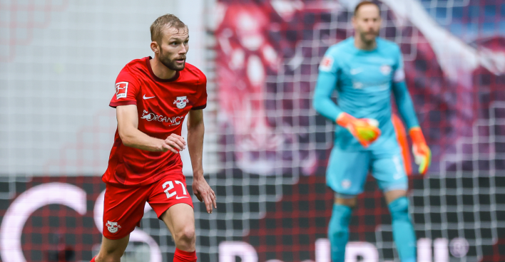 Konrad Laimer im Dress von RB Leipzig, der zu einem Dribbling mit dem Ball ansetzt