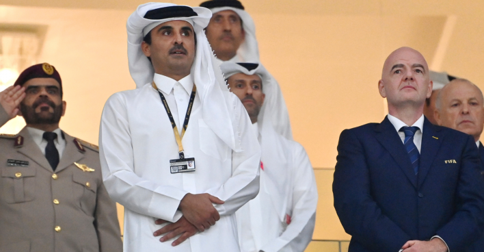 Mehrere Regierungsvertreter Katars und Gianni Infantino auf der Ehrentribüne eines Fußballstadions