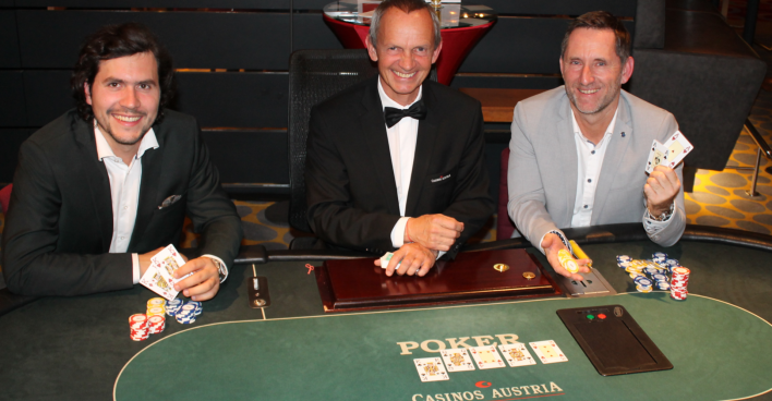 Weekend Kärnten-Geschäftsführer Daniel Klier sitzt mit Thomas Wiegele und einem Croupier an einem Pokertisch
