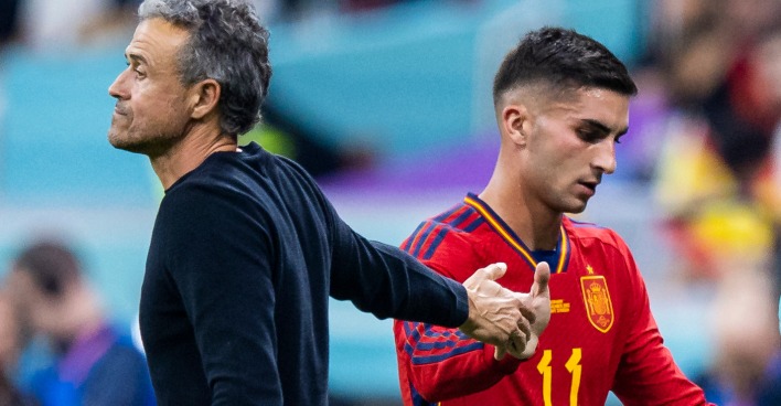 Luis Enrique und Ferran Torres klatschen nach der Auswechslung ein.