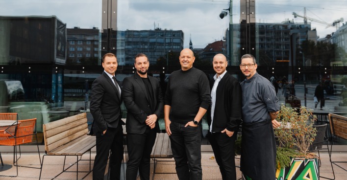 Restaurantteam steht vor dem Wiener Lokal Spelunke | Credit: Tim Walker
