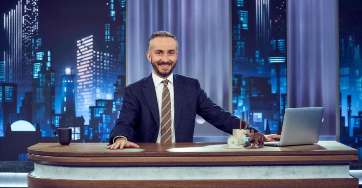 Porträt in der Show-Kulisse hinter dem Schreibtisch