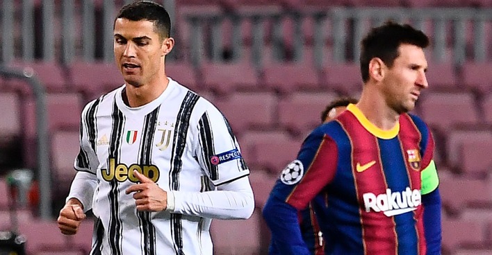 Cristiano Ronaldo im Dress von Juventus Turin, der an Lionel Messi im Trikot des FC Barcelona vorbeiläuft