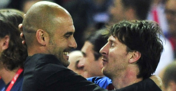 Pep Guardiola umarmt Lionel Messi auf dem Spielfeld