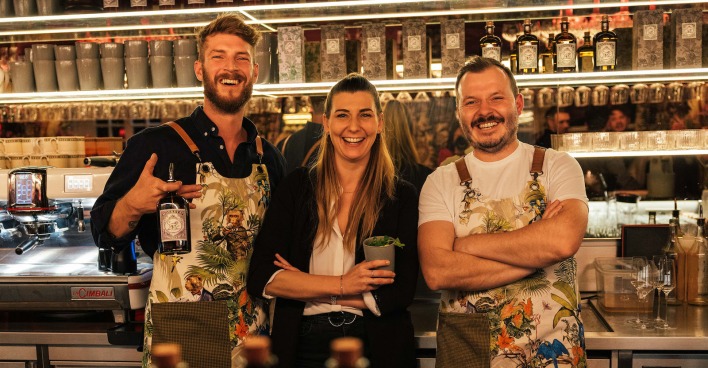 Dominik Riepl, Sarah Pflanzagl und Barkeeper Michael Kreuzer | Credit: Florence Stoiber