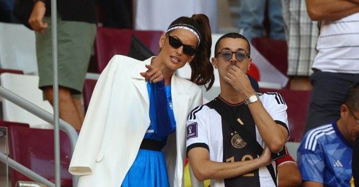 Izabel Goulart mit einem Freund auf der Tribüne in Katar.