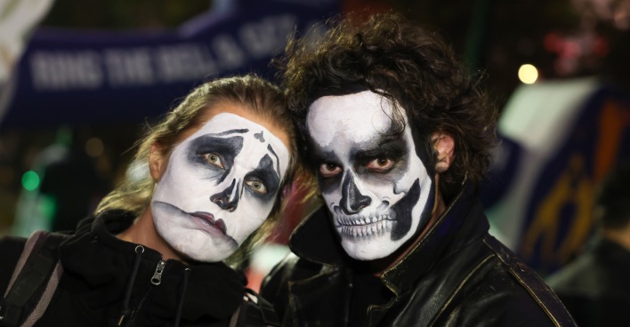 Mann und Frau mit Halloween-Schminke im Gesicht | Credit: Katharina Schiffl