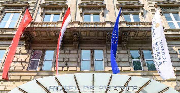 Fahnen über dem Eingang vom Hotel de France | Credit: iStock.com/radub85