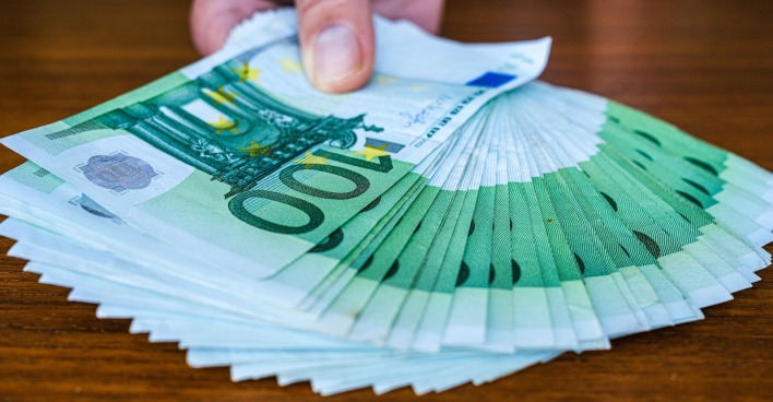 100-Euro-Geldscheine | Credit: iStock.com/ JARAMA
