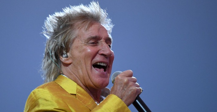 Rod Stewart singt in einem gelben Anzug | Credit:  DANIEL LEAL/AFP/picturedesk.com