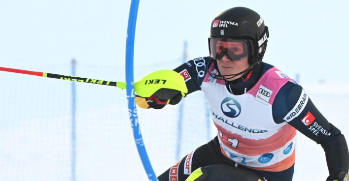 Sara Hector kickt Slalomstange weg. | Credit:  Jnu / Lehtikuva / picturedesk.com