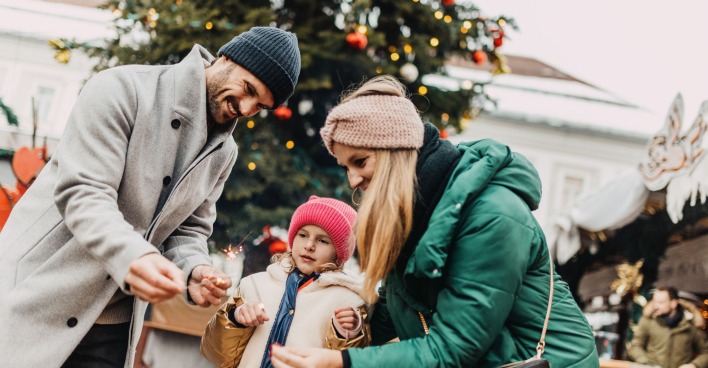 Familie am Christkindlmarkt Klagenfurt