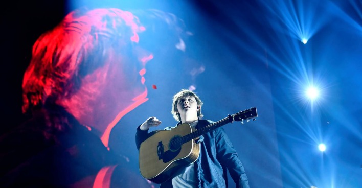 Lewis Capaldi bei einem Konzert auf der Bühne | Credit: Awais Butt / Camera Press / picturedesk.com