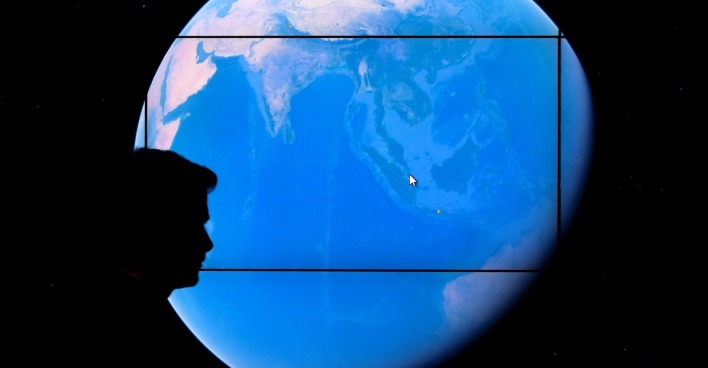Schatten eines Menschen vor der Weltkugel. | Credit: TIMOTHY A. CLARY / AFP / picturedesk.com