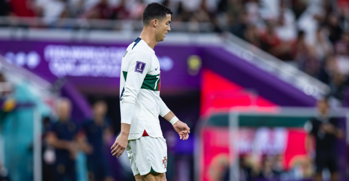 Cristiano Ronaldo in einem weißen Dress der portugiesischen Nationalelf, der enttäuscht das Spielfeld verlässt