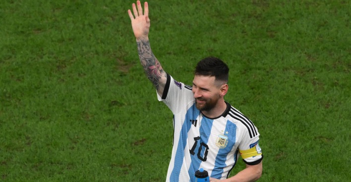 Lionel Messi verabschiedet sich nach dem Halbfinal-Erfolg von den Fans