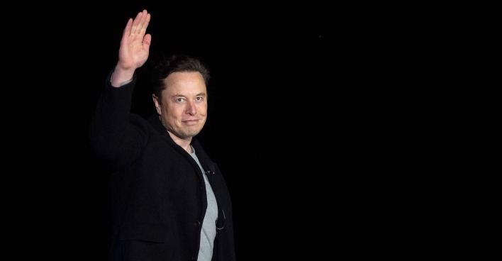 Elon Musk winkt Zusehern zu