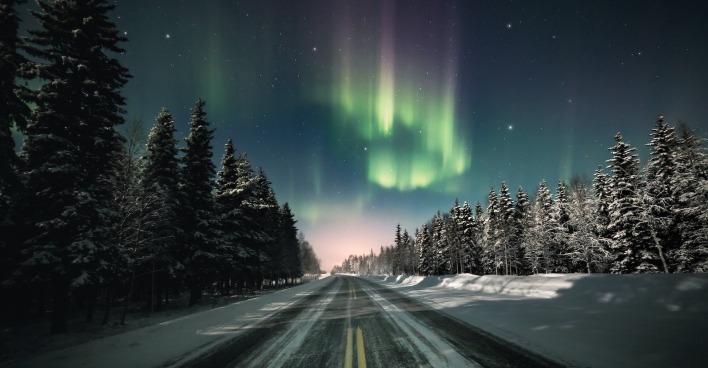 Polarlichter und winterliche Straße in Norwegen. | Credit: Adobe Stock